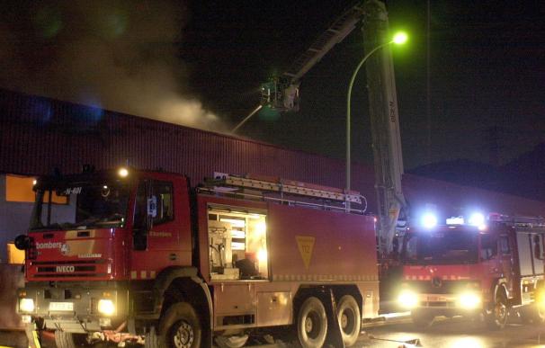 Dos bares calcinados y locales afectados por el humo en un incendio de Montmeló