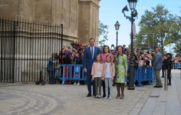 Piropos a doña Letizia y doña Sofía a su llegada a la Catedral para la misa de Pascua