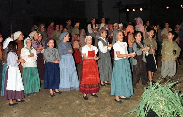 Momento del ensayo general de la obra de teatro "El alcalde de Zalamea", interpretada por más de cuatrocientos vecinos de Zalamea de la Serena en 2003.