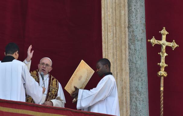Pope Francis blesses the crowd from the balcony o
