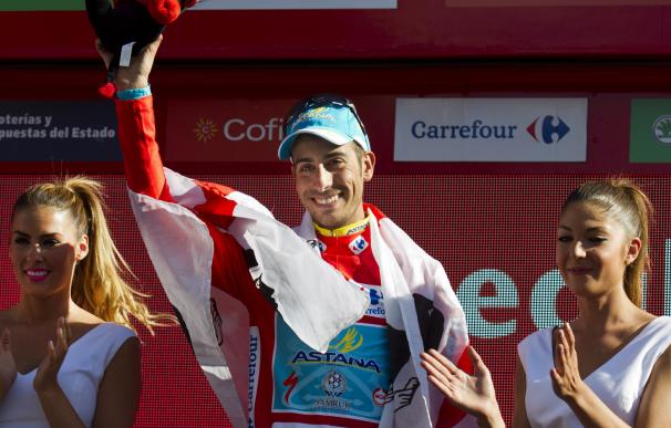 Astana's Italian cyclist Fabio Aru (C) celebrates
