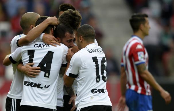 Paco Alcácer (c) es felicitado por su compañeros tras marcar el gol de la victoria ante el Sporting