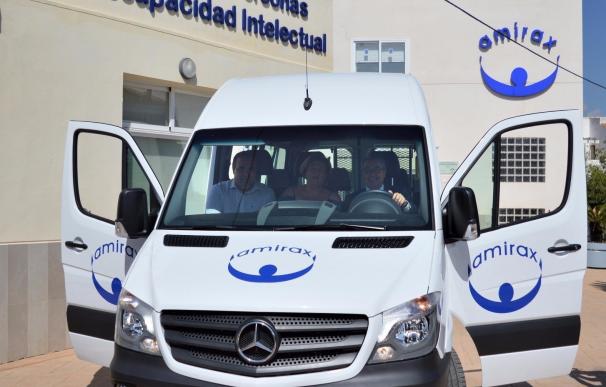 La Diputación colabora con la entidad Amirax con una furgoneta para el transporte de usuarios de la Axarquía
