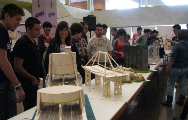 El vencedor del concurso de puentes hechos con palos de helado aguanta una tonelada