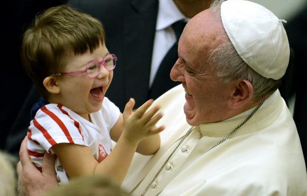 El Papa Francisco saluda a un niño durante una audiencia en el Vaticano