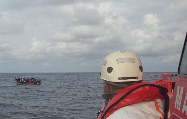 Rescatados 145 ocupantes de dos pateras en aguas del Estrecho