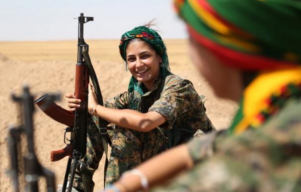 Mujer siria en el ejército luchando contra el EI