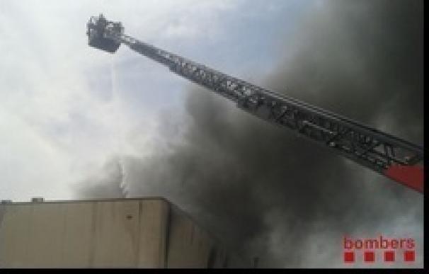 Un incendio en una nave industrial de Castellar (Barcelona) obliga a confinar a los vecinos