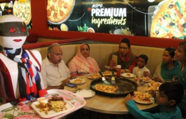 Camareras robot causan furor en una elegante pizzería en Pakistán
