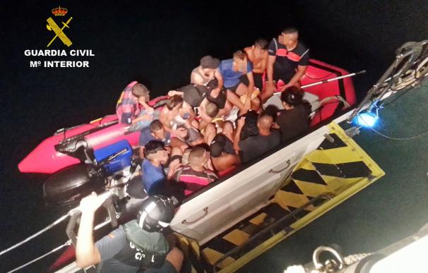 Imagen de archivo del rescate de varias personas que navegaban en una patera