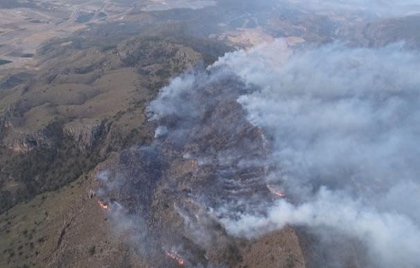 Extinguen el incendio de El Carche en Murcia y continúan trabajando en el de Sierra de Sopalmo, en Jumilla