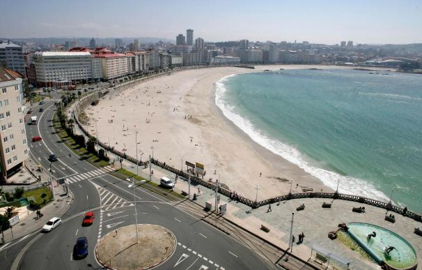 Espinosa visita las obras de mejora de las playas de A Coruña, que han ganado 20.000 m2