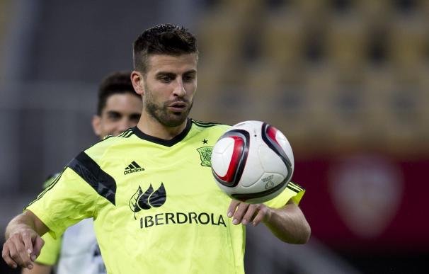 Spain's Deffender Gerard Pique plays with a ball d