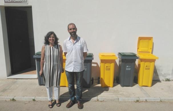 Diputación comienza en Puerto Real y Barbate el reparto de contenedores en playas y pantanos