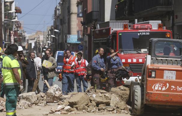 Los Bomberos buscan entre los escombros del edificio de Santa Coloma a una vecina de 83 años