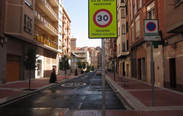 La remodelación de Vélez de Guevara convierte la calle en 'zona 30' con aceras más amplias y espacios estanciales