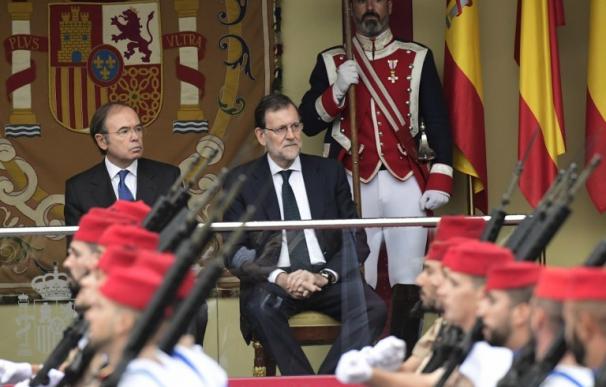 Mariano Rajoy sentado al presidente del Senado, Pío García Escudero, durante el desfile del 12 de octubre