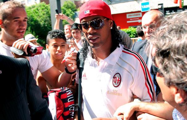 Ronaldinho derrocha alegría en su regreso para jugar en el Camp Nou