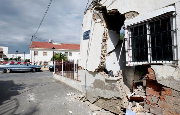 Zapatero visita el barrio más afectado por el terremoto antes del funeral