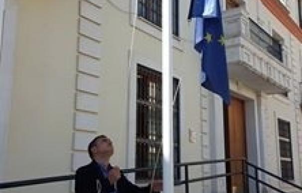 Los alcaldes de Bollullos y Pedrera arrían las banderas de la UE por el pacto con Turquía sobre los refugiados