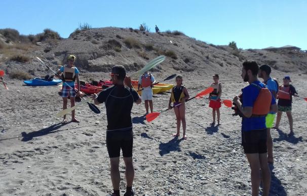La jornada de 'Deporte en Familia' en la Playa de El Toyo reúne a 32 participantes
