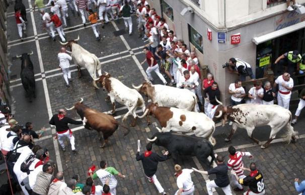 Dos heridos por asta de toro en el primer encierro de San Fermín 2017 (2'58'')