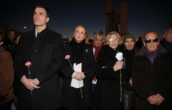 Cientos de personas y globos blancos honran en El Pozo a las víctimas de los atentados