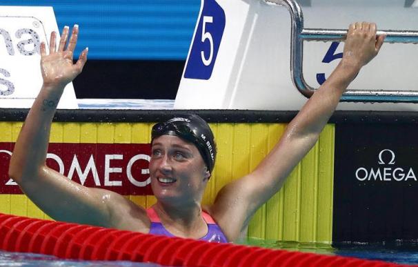 La nadadora española Mireia Belmonte tras conseguir la medalla de plata en la final de los 1.500m libres femeninos del Mundial de Natación que se disputa en Budapest (Hungría). EFE/Alberto Estévez