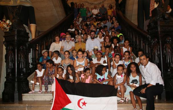 Niños del pueblo saharaui visitan el Parlament y el Ayuntamiento de Palma