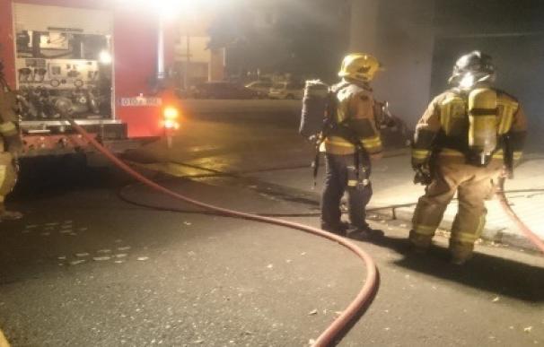 Cuatro coches calcinados y una veintena dañados en un incendio en un garaje comunitario de Badajoz