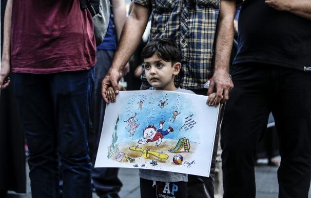 Un niño sostiene un dibujo de Aylan durante una manifestación en Estambul