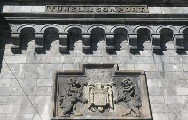 El Gobierno reservará dinero en 2013 para retirar el escudo franquista del antiguo túnel de Somport (Huesca)