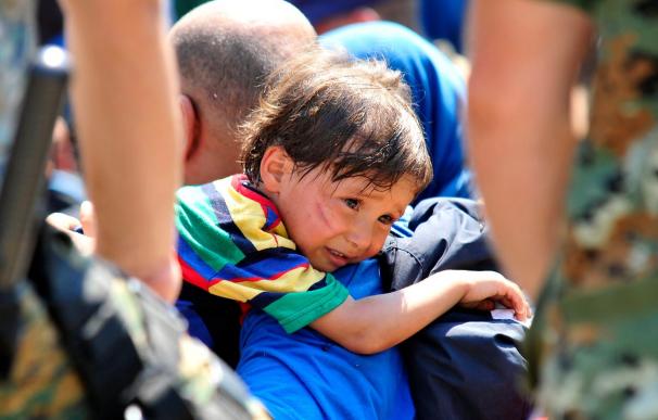 Niños sirios huyen junto a su familia