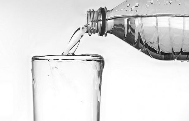 Beber agua embotellada es fundamental para evitar la deshidratación y no enfermar durante los viajes