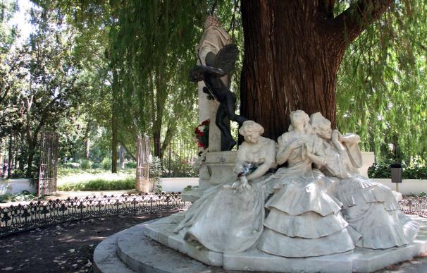 Homenaje en el Parque de María Luisa a la joven fallecida con una lectura poética y un arbusto conmemorativo