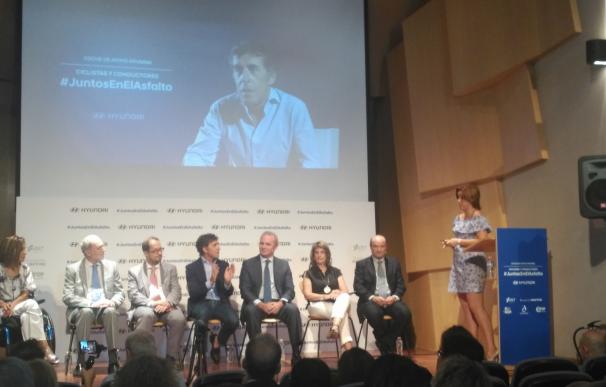 La campaña #JuntosEnElAsfalto pondrá un coche de apoyo a los clubes de ciclistas españoles para reducir los accidentes