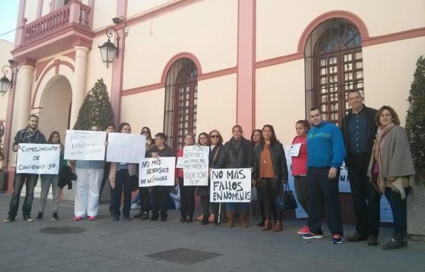 Protesta de la plantilla de ayuda a domicilio de Alcalá por los retrasos en sus nóminas