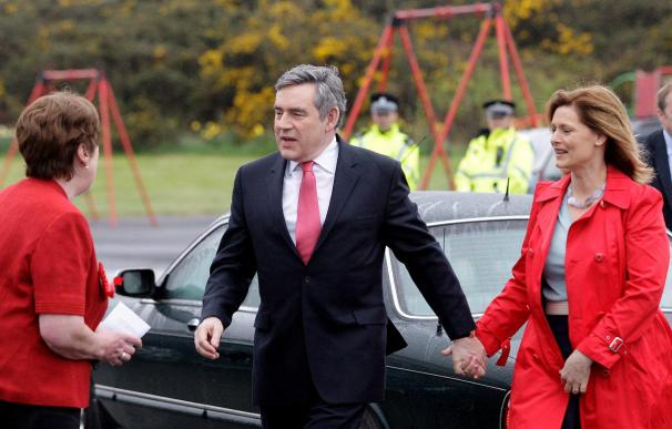 El primer ministro británico Gordon Brown vota en Escocia