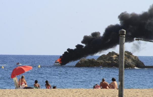 Un yate se incendia y se hunde sin heridos en la costa de Blanes (Girona)
