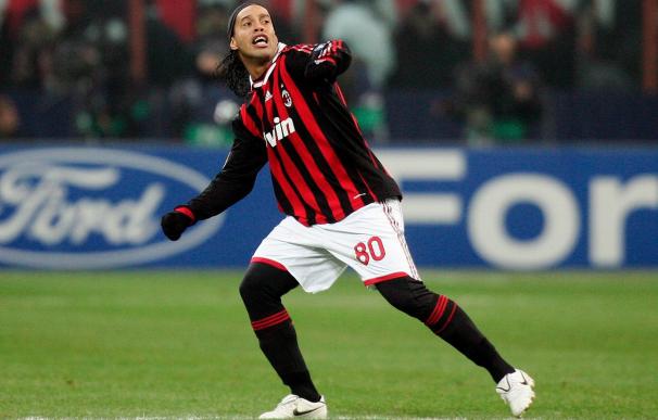 Berlusconi apela a la "magia" de Ronaldinho para la remontada en Manchester