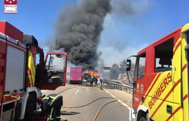 Fallece una persona y otra resulta herida tras incendiarse dos camiones en la A-7 en Nules