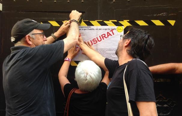 Una organización clausura simbólicamente la Consejería de Turismo de Baleares en protesta por la masificación
