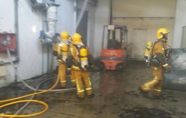 Varios trabajadores afectados por quemaduras e inhalación en un incendio en una fábrica de Banyeres