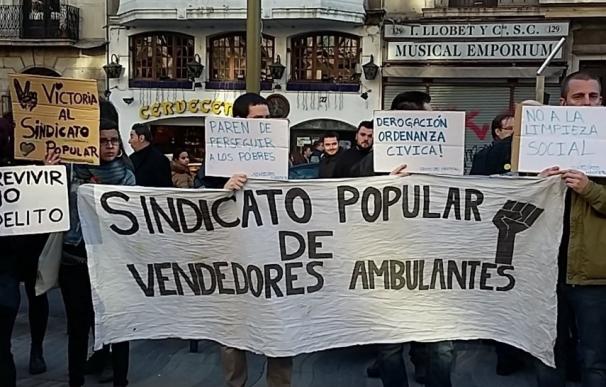 Los 'manteros' aseguran que se sienten "reprimidos" por el Ayuntamiento de Barcelona