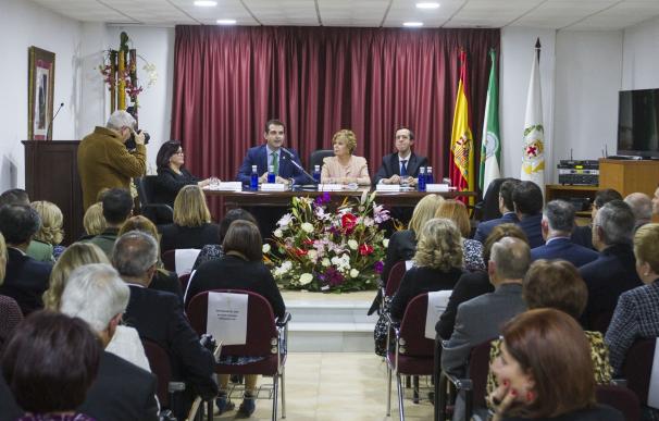El alcalde destaca la profesionalidad y labor investigadora de los enfermeros en los premios 'Santiago Vergara'