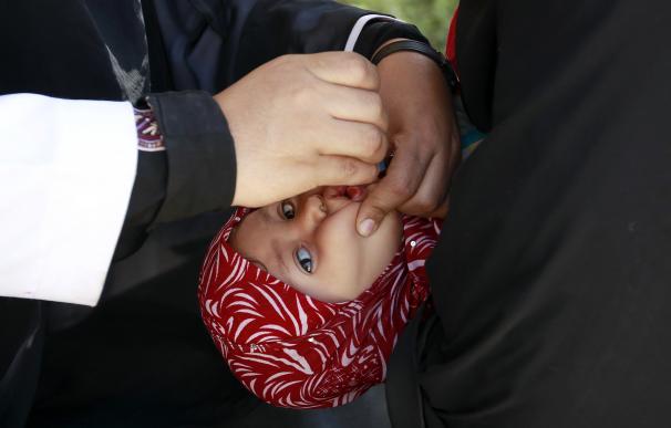 A Yemeni child is inoculated against polio during