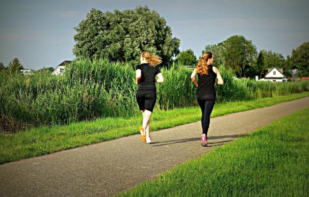 Correr sólo un minuto al día ya mejora la salud de los huesos, según un estudio en mujeres