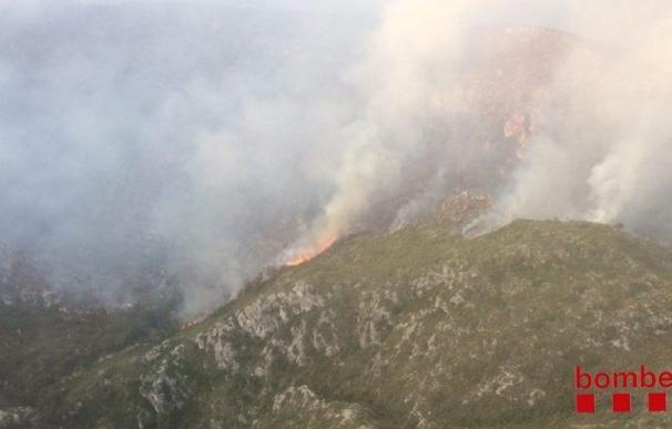 Los bomberos prevén controlar este sábado el incendio de Tivenys (Tarragona)