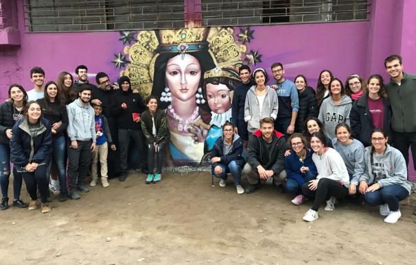 Jóvenes valencianos pintan un grafiti de la Virgen de los Desamparados en un barrio pobre de Perú