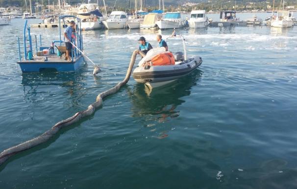 El Govern instala un cordón de contención para retener el combustible derramado en el incendio del Port d'Andratx